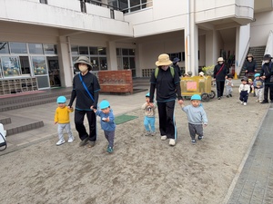 保育部　遠足出発
