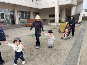 保育部　遠足出発２