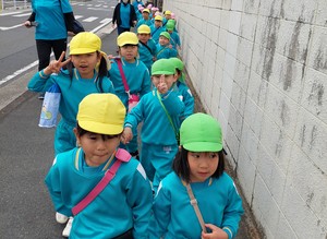 幼稚部　遠足出発３